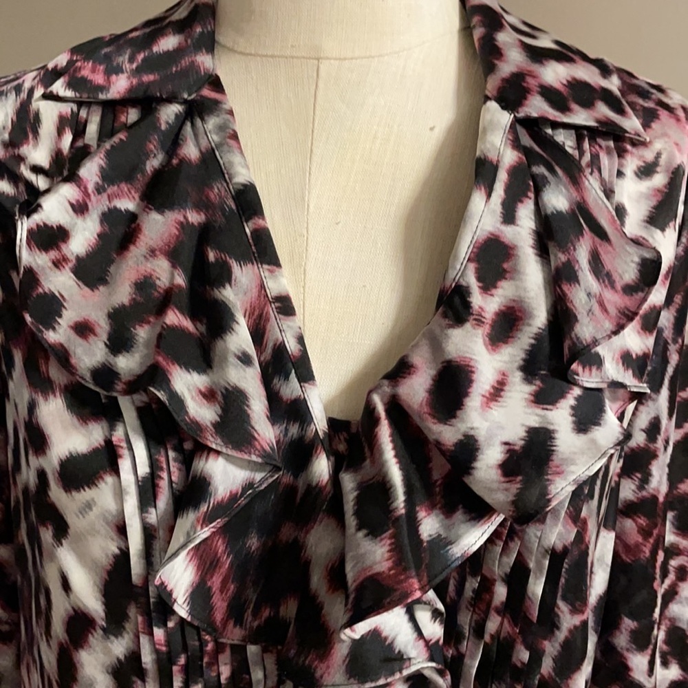 NWOT JONES NEW YORK RUFFLED / PLEATED FRONT BLOUSE. V neckline ANIMAL PRINT Sz S - Picture 3 of 12